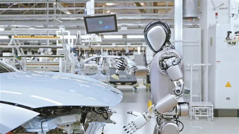 优必选公司机器人在新能源汽车工厂首次“实训”